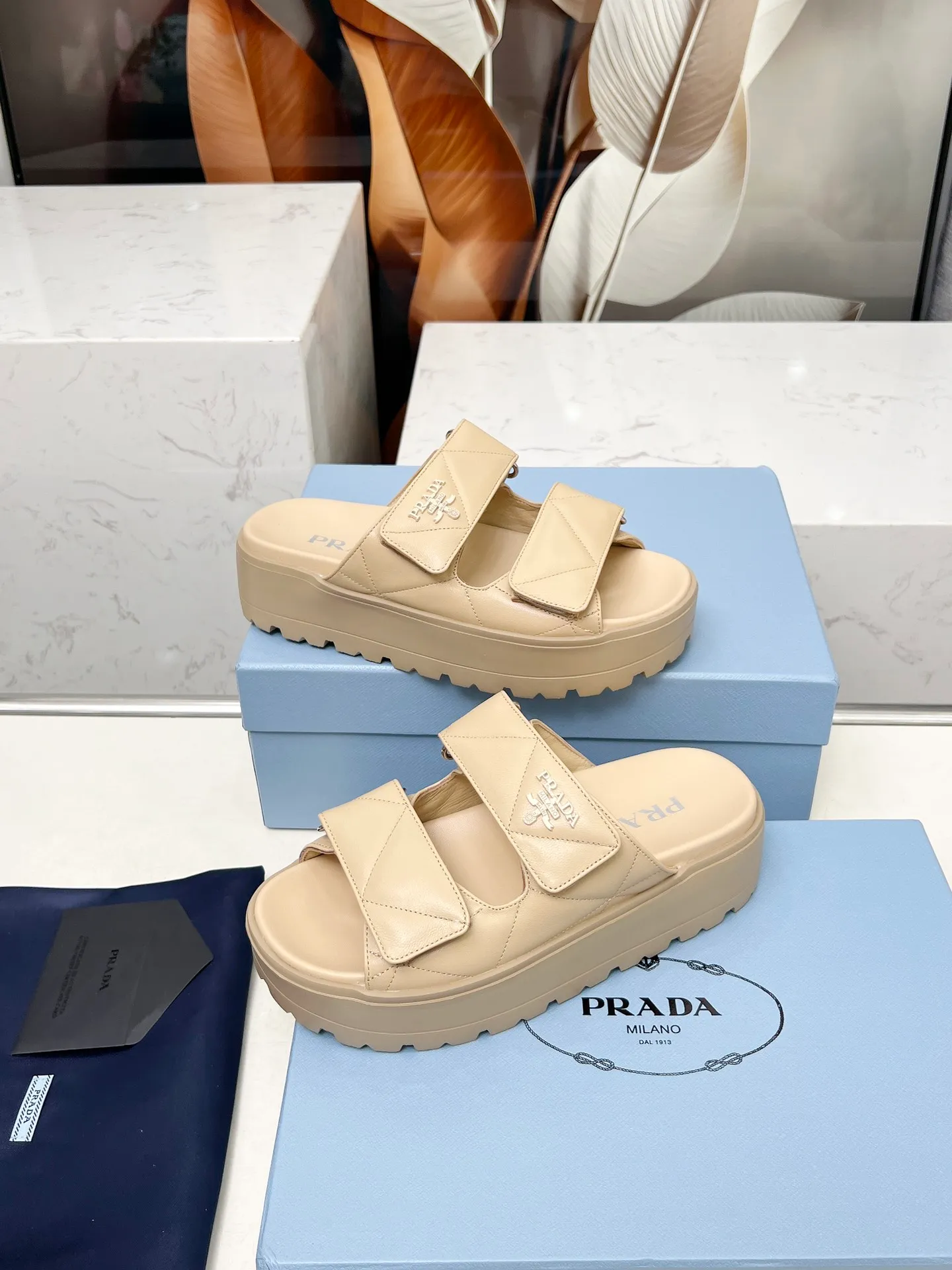 👟👟Ex-factory price 500👟👟 🌸Prada 2025 spring and summer new slippers 💫Velcro sandals The latest catwalk model, classic upgrades, comfort and fashionability coexist. Every color combination looks good, and the design matches different style needs ✅Upper: original customized cowhide ✅Inner lining: original customized sheepskin lining, cowhide feet ✅Outsole: Original molded anti-slip outsole ✅Number of codes: 35-40 (41 customized, non-refundable and non-exchangeable)